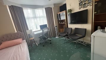 2 bedrooms, desk, free WiFi, bed sheets