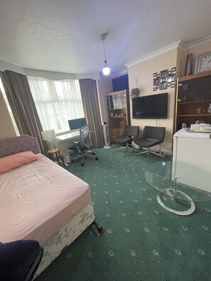 2 bedrooms, desk, free WiFi, bed sheets - A double ground floor room is available for a single individual. (Slough)