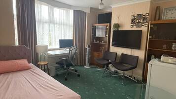 2 bedrooms, desk, free WiFi, bed sheets