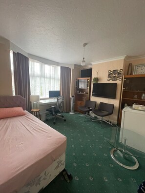 2 soverom, skrivebord, wi-fi (inkludert) og sengetøy