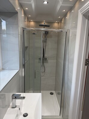 Handtücher, Seife, Shampoo, Toilettenpapier
