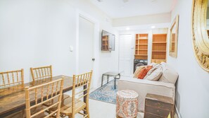 Deluxe-huoneisto | Oleskelualue | 50–tuumainen äly-TV, jossa kaapelikanavat