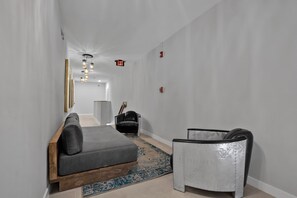 Coin salon dans le hall