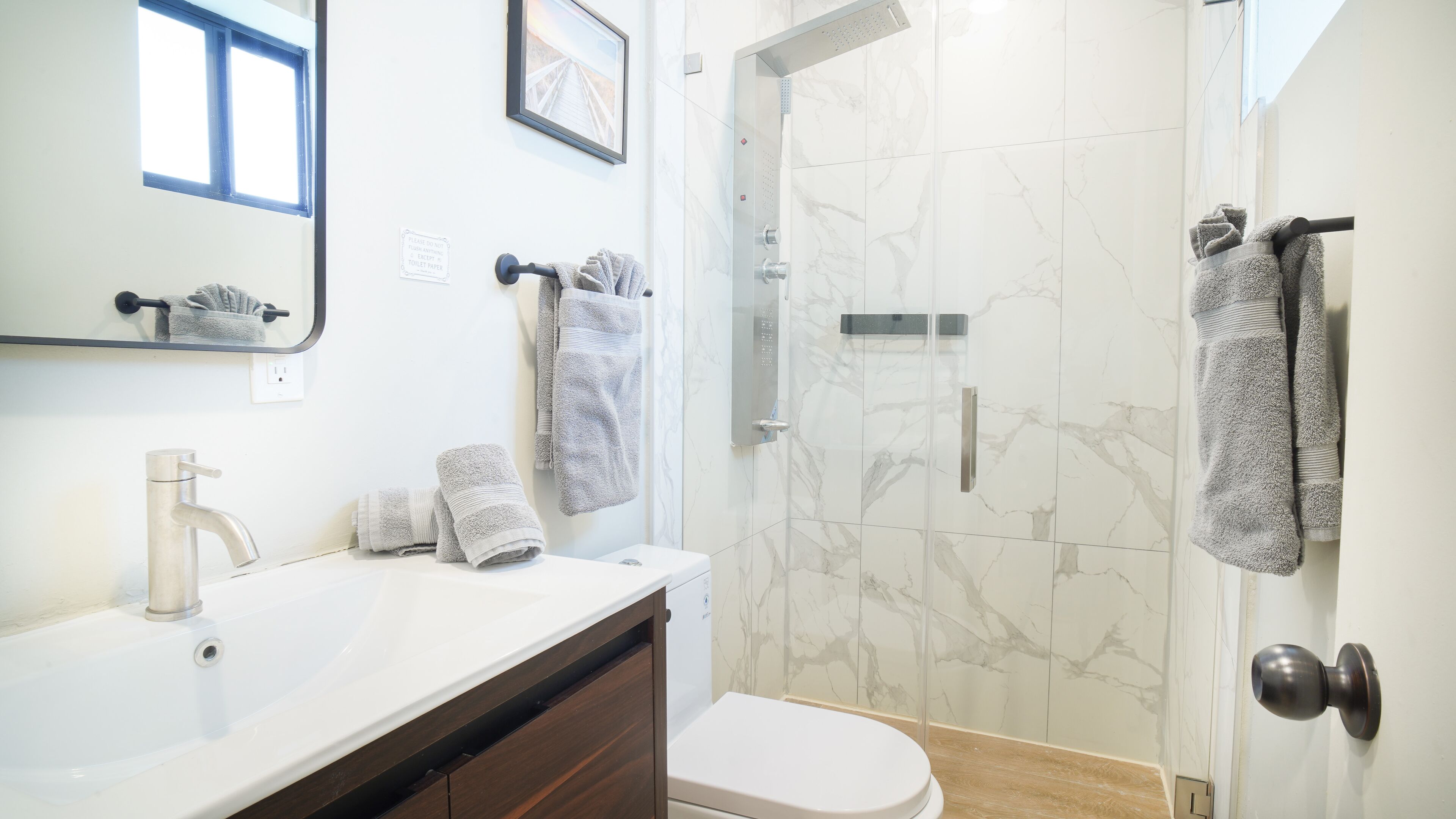 华丽公寓 | 浴室 | 淋浴设施、吹风机、毛巾、肥皂