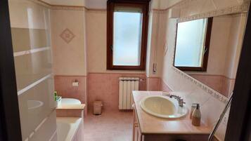 Dusche, Haartrockner, Bidet, HandtĂŒcher