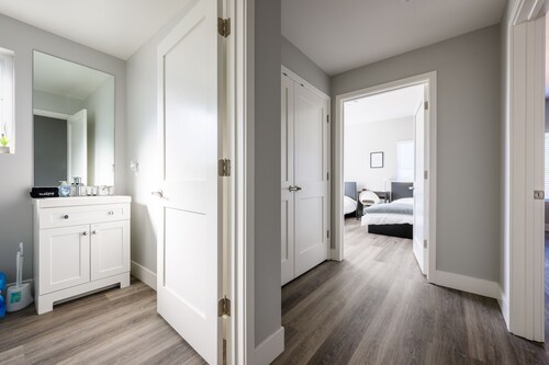 NEW King bed Apt w/fast WI-FI, centrally located!