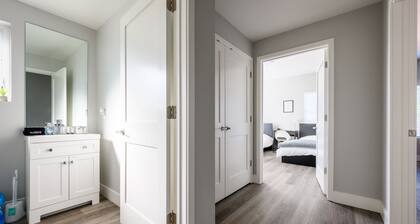 NEW King bed Apt w/fast WI-FI, centrally located!