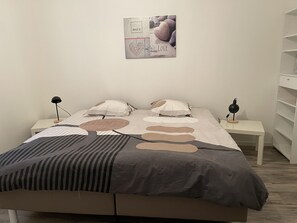 2 عدّة غرف نوم ومكواة/لوح كي وسرير سفر وواي فاي مجانًا