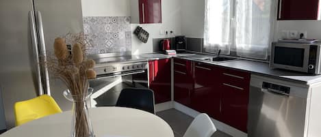 KĂŒhlschrank, Mikrowelle, Ofen, Herdplatte