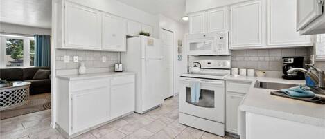 ثلاجة، ميكروويف، فرن، موقد طهي مسطح