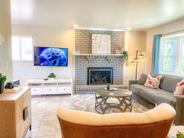 Smart TV, fireplace - Month to Month/Midterm Rental
3BR/2BATH Great Mountain View next to AF Academy  (Colorado Springs)