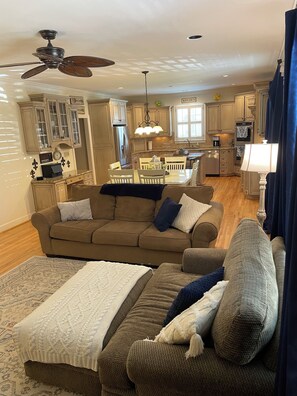 Smart TV, chimenea y videoteca 