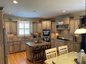 Fridge, microwave, oven, stovetop - Large 5Bed 4Bath 4.3 Miles from Magnolia Lane (Martinez)