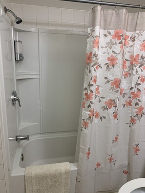 Dusche, Handtücher, Seife, Shampoo