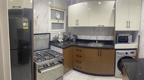 Kjøleskap, mikrobølgeovn, ovn og kokeplater