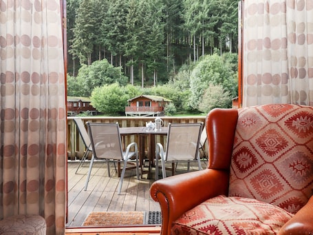 Outdoor dining. Trout River Retreat