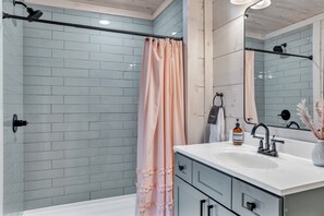 Combined shower/tub, towels, shampoo, toilet paper