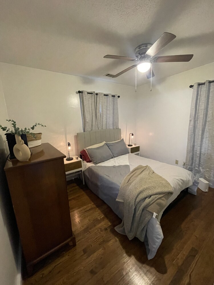 Minimalist contemporary home 8 minutes from UA, Pet friendly!! Tuscaloosa Vrbo