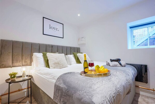 1 habitación, tabla de planchar con plancha, cuna de viaje y wifi 
