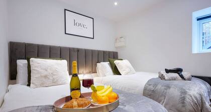 Boutique Apartment • City Centre • Free Parking • Fast WiFi • Self-Check-In • Yoko Property