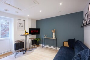 TV - Boutique Apartment • City Centre • Free Parking • Fast WiFi • Self-Check-In • Yoko Property (Rugby)