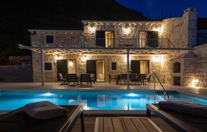 A heated pool - Awesome home in Gruda (Gruda)