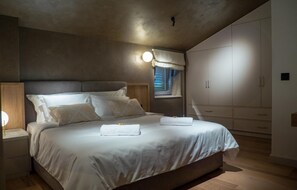 3 bedrooms, travel cot, free WiFi, bed sheets