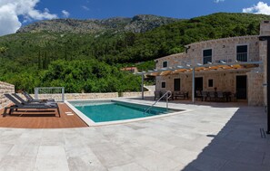 A heated pool - Amazing home in Gruda (Gruda)