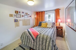 2 bedrooms, desk, iron/ironing board, Internet