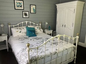 3 bedrooms, iron/ironing board, free WiFi, bed sheets - Historic Cottage 4 Riverside Dve. Pet friendly, flat fenced yard  on the River. (Warburton)