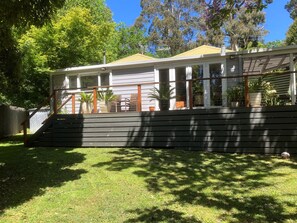 Exterior - Historic Cottage 4 Riverside Dve. Pet friendly, flat fenced yard  on the River. (Warburton)