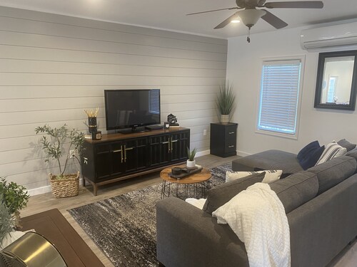 Cheerful 1 Bedroom House in the Middle of Town