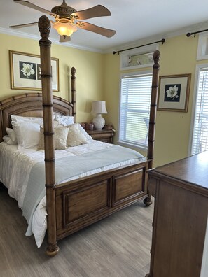 2 bedrooms, WiFi, bed sheets - Condo ON THE BEACH in Pass Christian MS with GREAT view and Pool (Pass Christian)