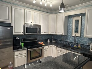 Frigorífico, microondas, horno y placa de cocina