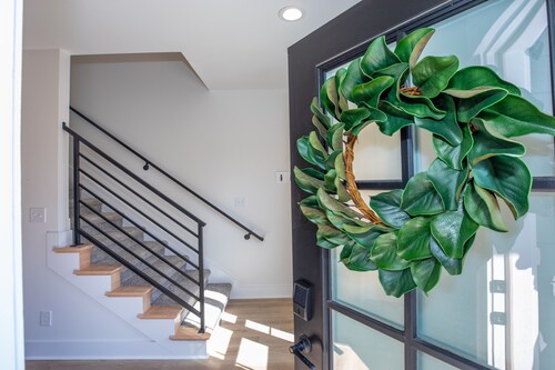 Cozy townhouse close to downtown, F&M Arena, APSU! Sleeps 8!