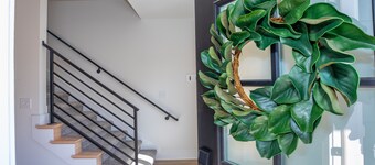 Cozy townhouse close to downtown, F&M Arena, APSU! Sleeps 8!