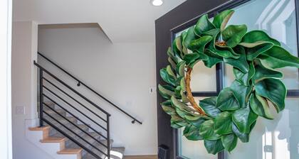 Cozy townhouse close to downtown, F&M Arena, APSU! Sleeps 8!