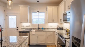 雪櫃、微波爐、焗爐、爐具