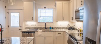 Cozy townhouse close to downtown, F&M Arena, APSU! Sleeps 8!