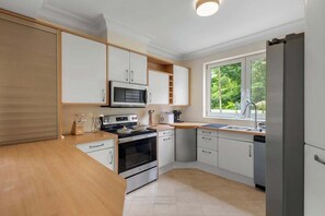 Kühlschrank, Wasserkocher mit Kaffee-/Teezubehör