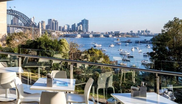 Outdoor dining - North Sydney - HSNS1 - High Street - ChatGPT said: Harbourfront 1BR with Stunning Views Shared Garden in North Sydney (North Sydney)
