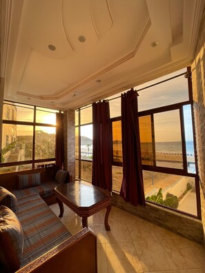 Apartment, 2 Bedrooms, Beach View, Beachfront | Living area