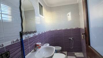 Apartment, 1 Bedroom, Kitchen, Beach View | Bilik Mandi | Pancuran mandi, hulu semburan mandi hujan, bidet, tuala disediakan