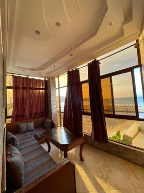 Apartamento, 2 habitaciones, vistas a la playa, frente a la playa | Zona de estar | Televisión de plasma de 40 pulgadas con canales por satélite