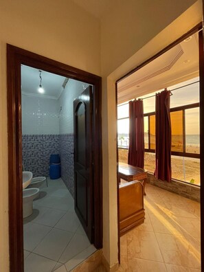 Appartamento, 2 camere da letto, vista spiaggia, di fronte alla spiaggia | Bagno | Doccia, soffione a pioggia, bidet, asciugamani