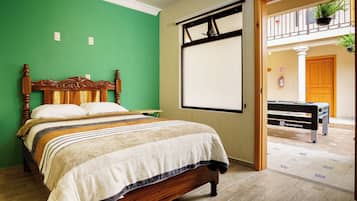 Habitación básica doble, 1 cama matrimonial | Ropa de cama hipoalergénica, edredón, wifi gratis y ropa de cama