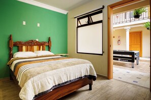 Quarto casal básico, 1 cama de casal | Roupas de cama antialérgicas, edredons de pluma, Wi-Fi de cortesia