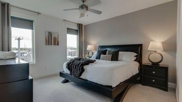 3 habitaciones, escritorio y tabla de planchar con plancha