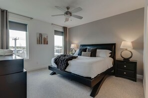 3 slaapkamers, een bureau, een strijkplank/strijkijzer, reisbedje