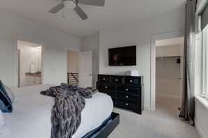 3 slaapkamers, een bureau, een strijkplank/strijkijzer, reisbedje